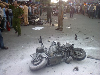 The strong impact from the speeding car caused one motorcycle to go up in flames (Photo: SGGP) The strong impact from the speeding car caused one motorcycle to go up in flames (Photo: SGGP)